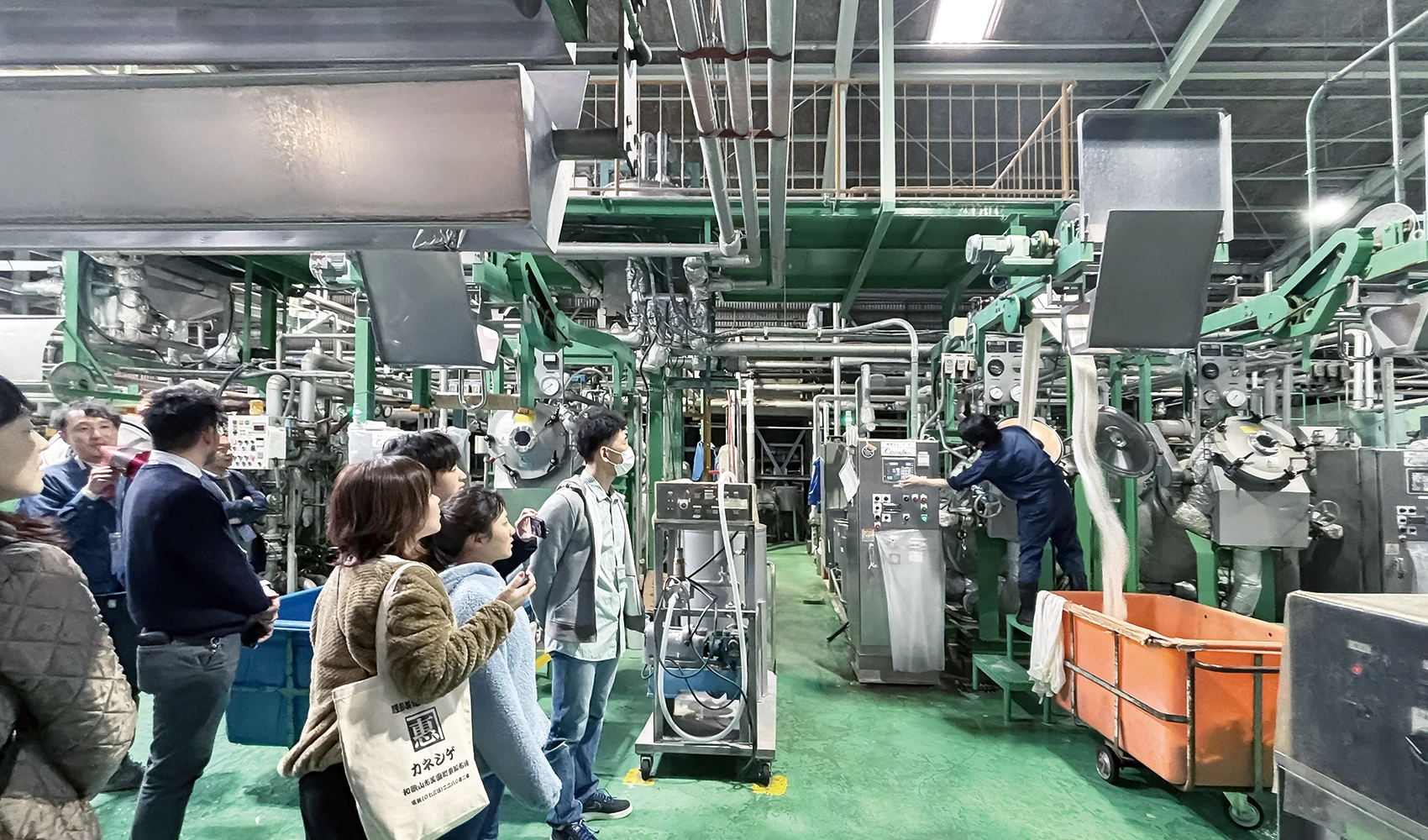 染色・ニット工場を見学している様子